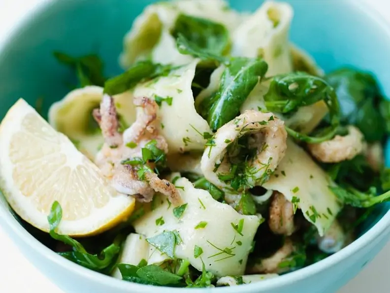 Nudel-Tintenfisch-Salat