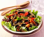 Salat aus Süßkartoffeln mit Paprika und Pilzen