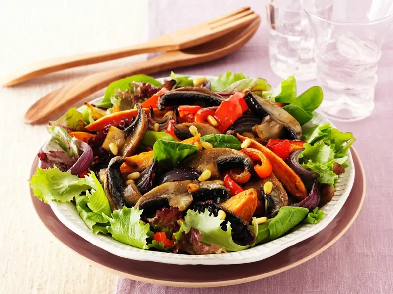 Salat aus Süßkartoffeln mit Paprika und Pilzen