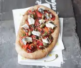 Pizza mit Sardinen und Tomaten aus dem Ofen