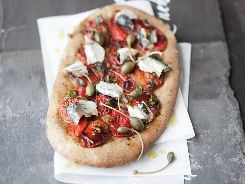 Pizza mit Sardinen und Tomaten aus dem Ofen