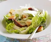 Salat mit Parmesan und Croûtons