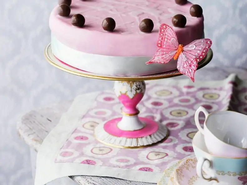 Torte zu Ostern mit Schokoladenkugeln