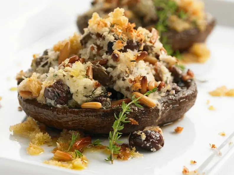 Mit Ziegenkäse gefüllt Pilze
