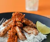 Indisches Hühnchen mit Mangosoße und Reis