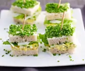 Eiersalatsandwiches mit Schnittlauch