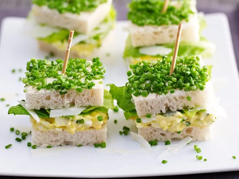 Eiersalatsandwiches mit Schnittlauch