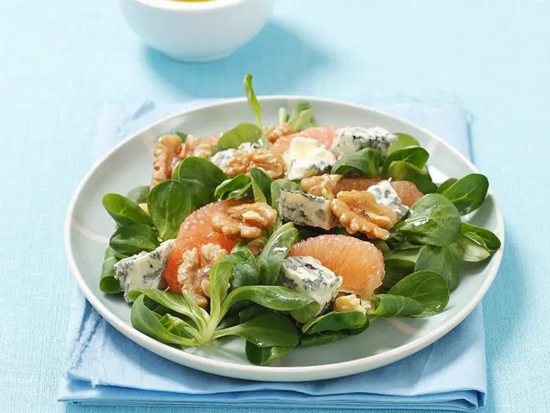 Salt mit Blauschimmelkäse, Nüssen und Grapefruit