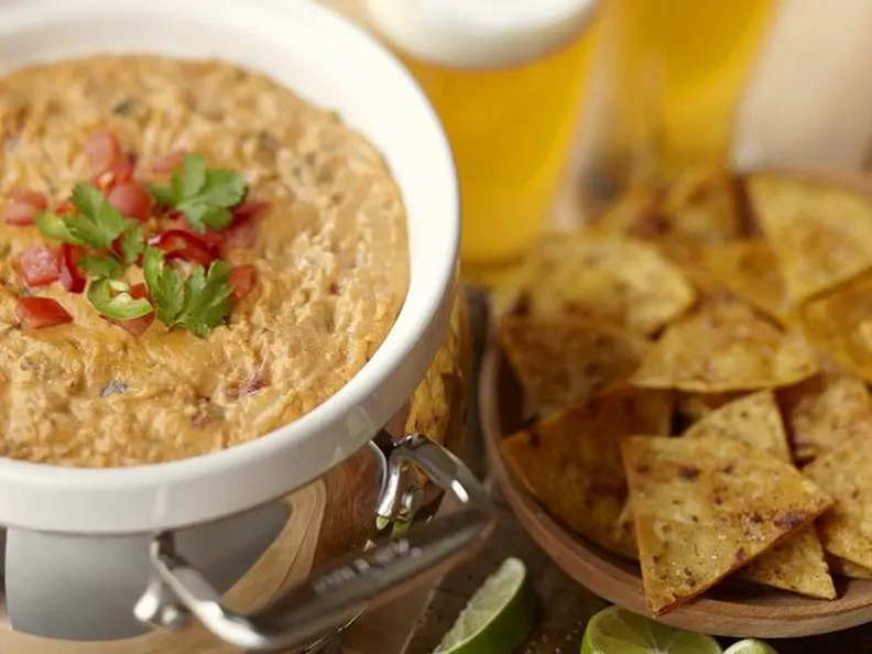 Salsa mit Dip und Tortillachips