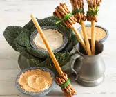 Grissini-Besen mit Dip