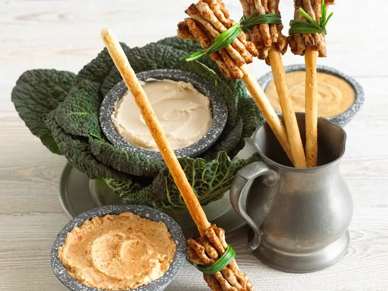 Grissini-Besen mit Dip