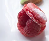 Macarons mit Himbeeren