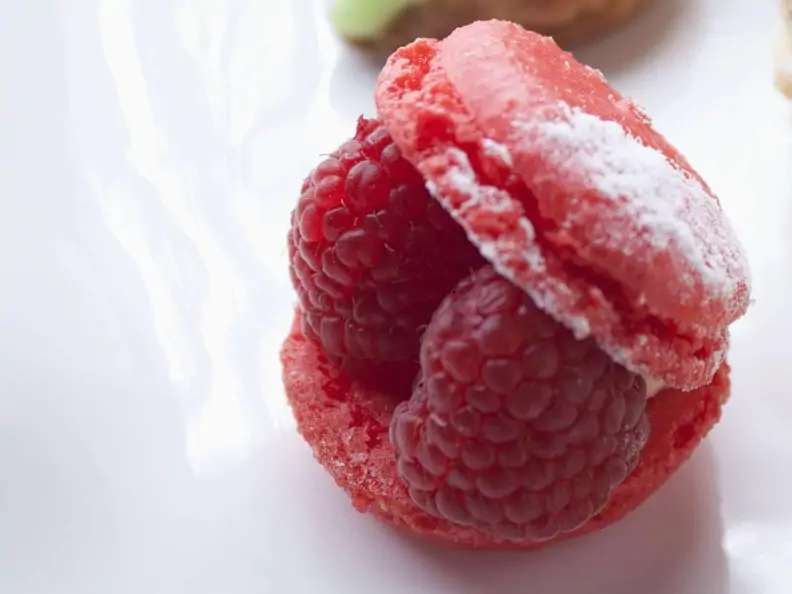 Macarons mit Himbeeren