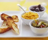 Dip mit Kürbis, Chili und Oliven mit Röstbrot