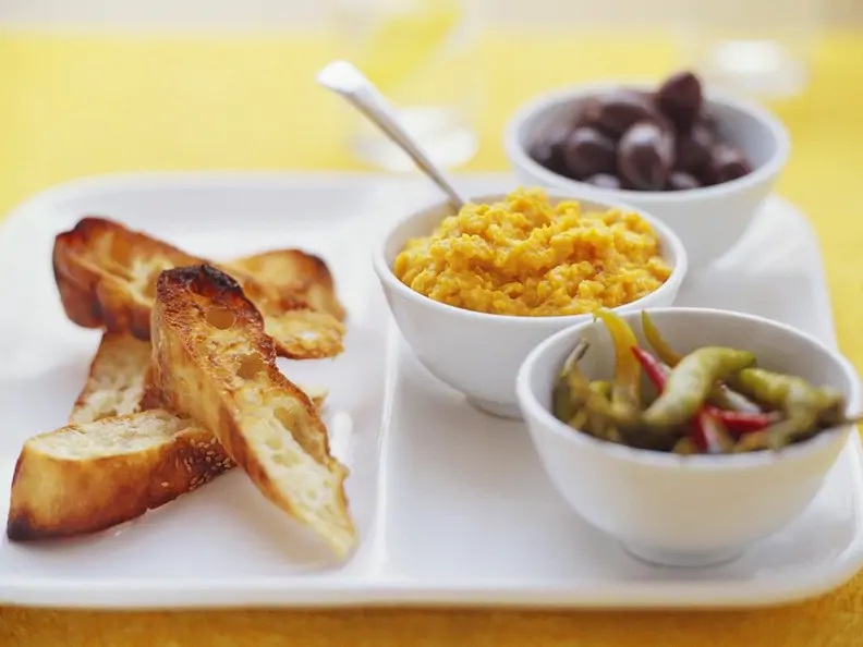 Dip mit Kürbis, Chili und Oliven mit Röstbrot