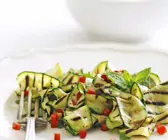 Zucchini vom Grill und Joghurtdip