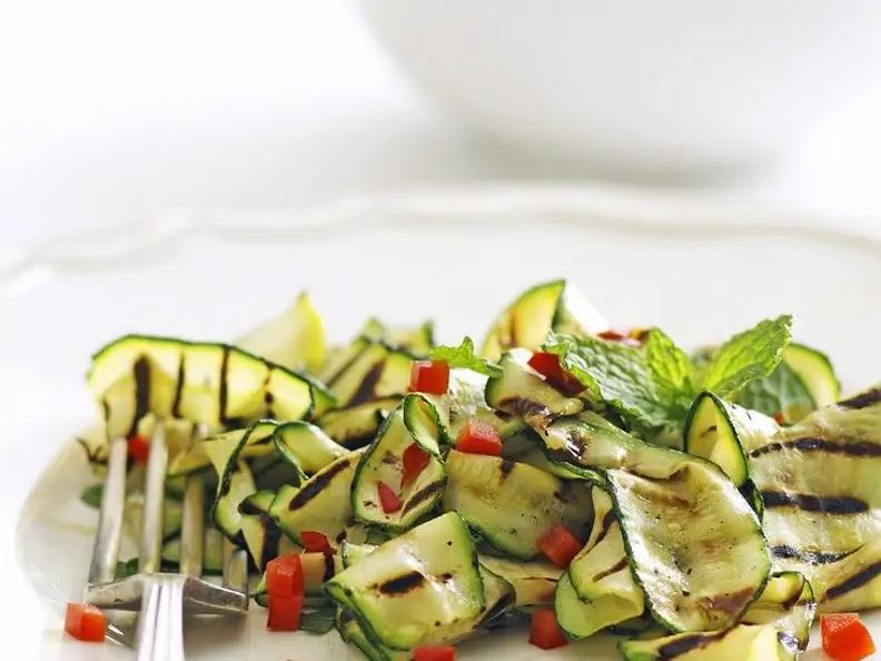 Zucchini vom Grill und Joghurtdip