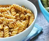 Nudelsalat mit Nüssen und Kernen