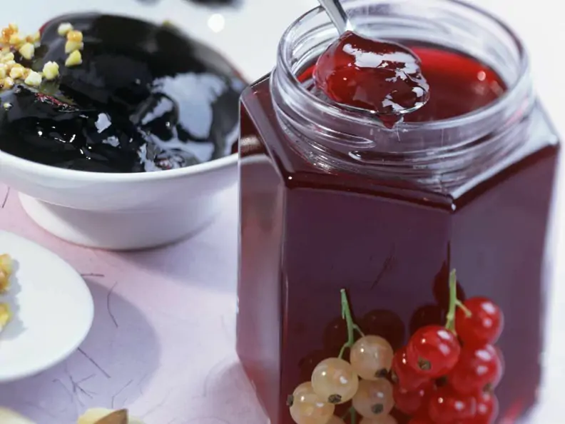Gelee mit Johannisbeeren und Cassis