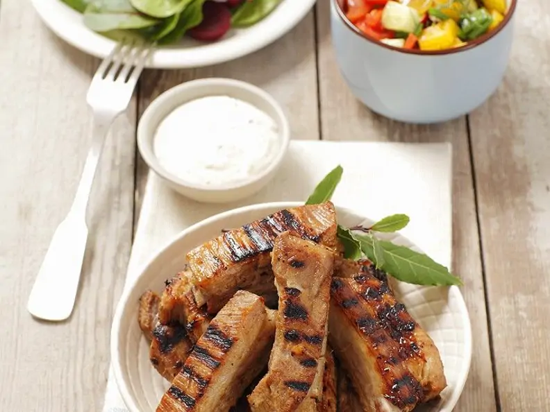 Rippchen vom Grill und Salate