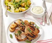 Koteletts vom Grill und Kartoffelsalat mit Bohnen