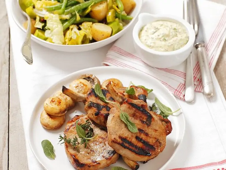 Koteletts vom Grill und Kartoffelsalat mit Bohnen