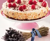 Torte mit Himbeeren und Sahne