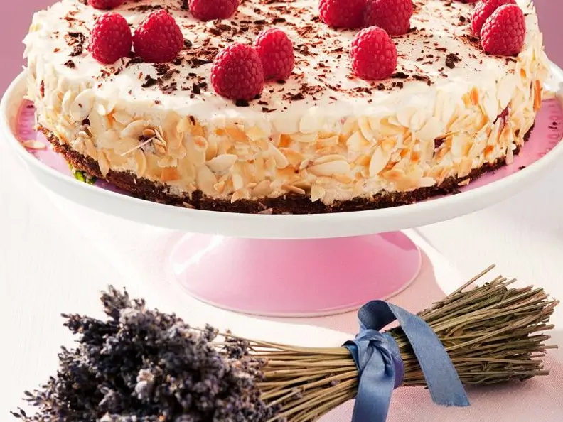 Torte mit Himbeeren und Sahne
