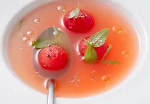 Klare Tomatensuppe (Consommé)