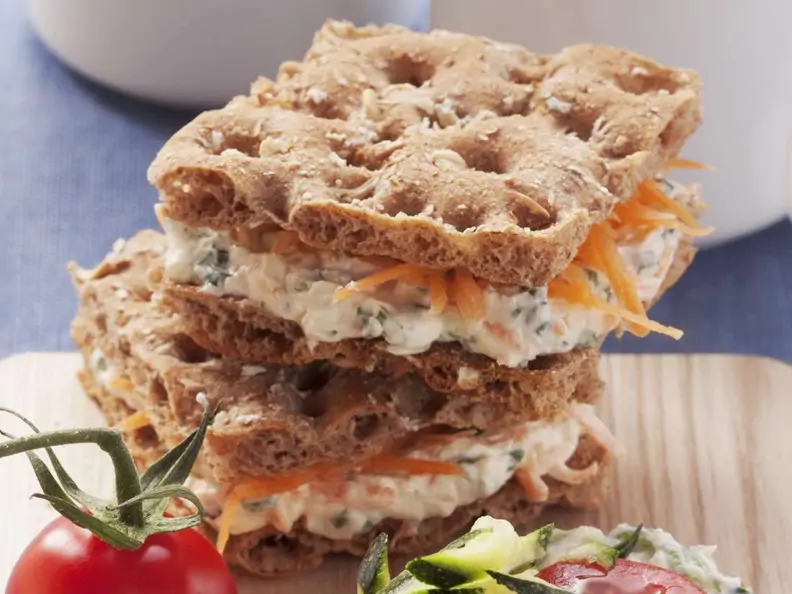 Knäckebrot mit Quark und Karotten