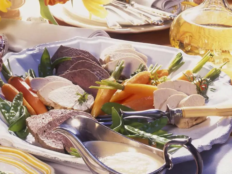 Pochiertes Fleisch mit Zitronensoße