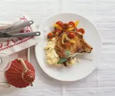 Kotelett mit Maisbrei und Tomatengemüse