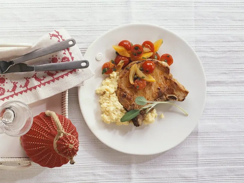 Kotelett mit Maisbrei und Tomatengemüse