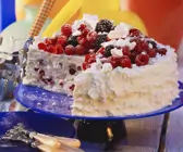 Eistorte mit Meringue und Beeren