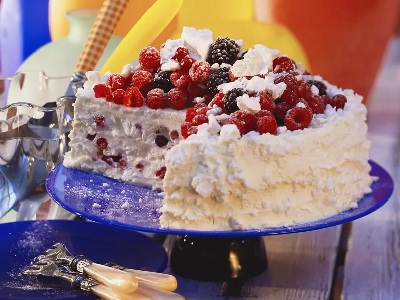 Eistorte mit Meringue und Beeren