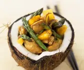 Hähnchenragout süß-sauer in Kokosnuss