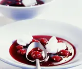 Kalte Kirschsuppe mit Eischneenocken