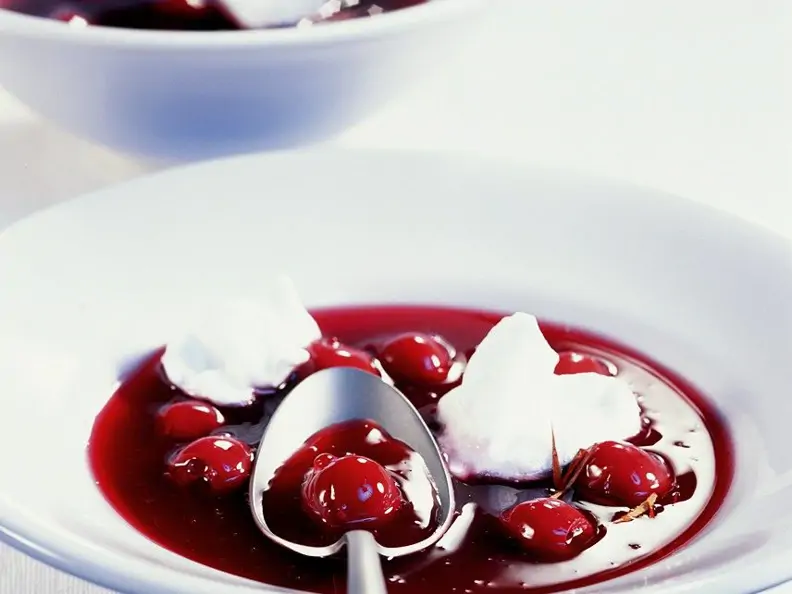 Kalte Kirschsuppe mit Eischneenocken