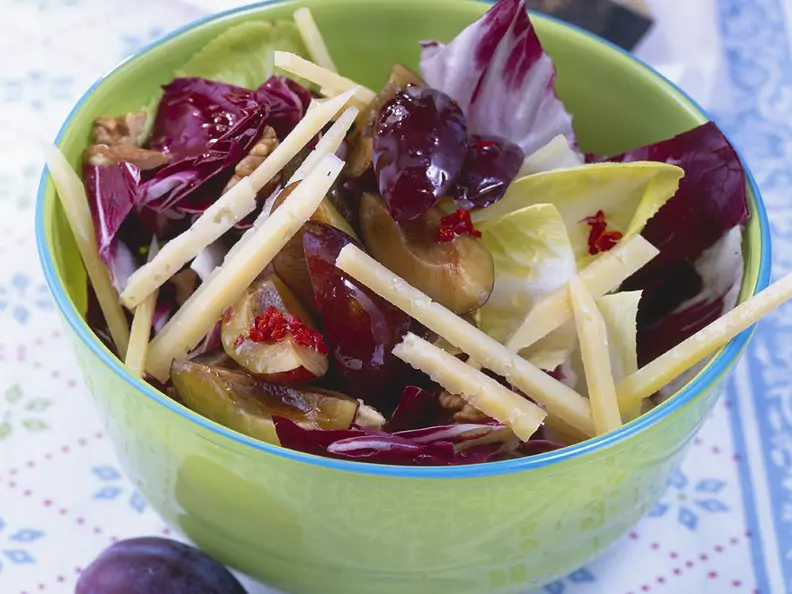 Pflaumensalat mit Schafshartkäse