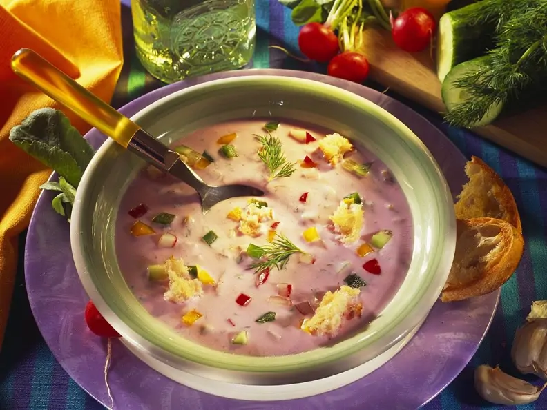 Gekühlte Joghurtsuppe mit Gemüse