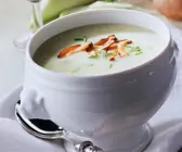 Gekühlte Kartoffelsuppe mit Lauch und Pilzen