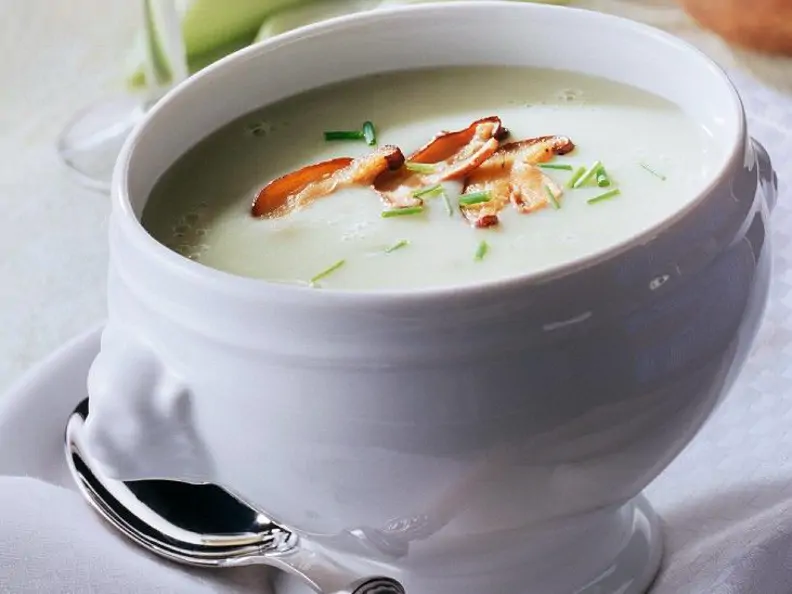 Gekühlte Kartoffelsuppe mit Lauch und Pilzen