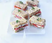 Sandwiches mit Tomate und Frischkäse