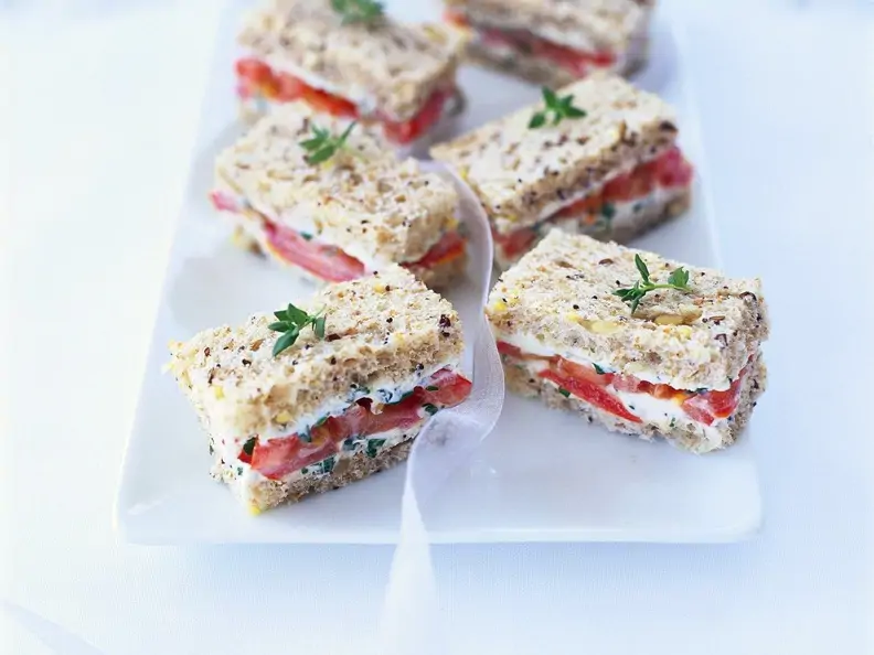 Sandwiches mit Tomate und Frischkäse