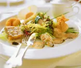 Verschiedene Flußkrebsspeisen mit Salat