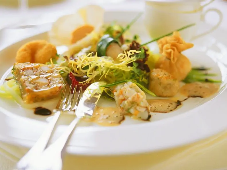 Verschiedene Flußkrebsspeisen mit Salat