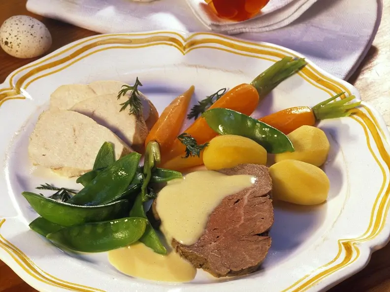 Gemischte Fleischplatte mit Zitronesoße