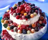"Schneetorte" mit Beeren