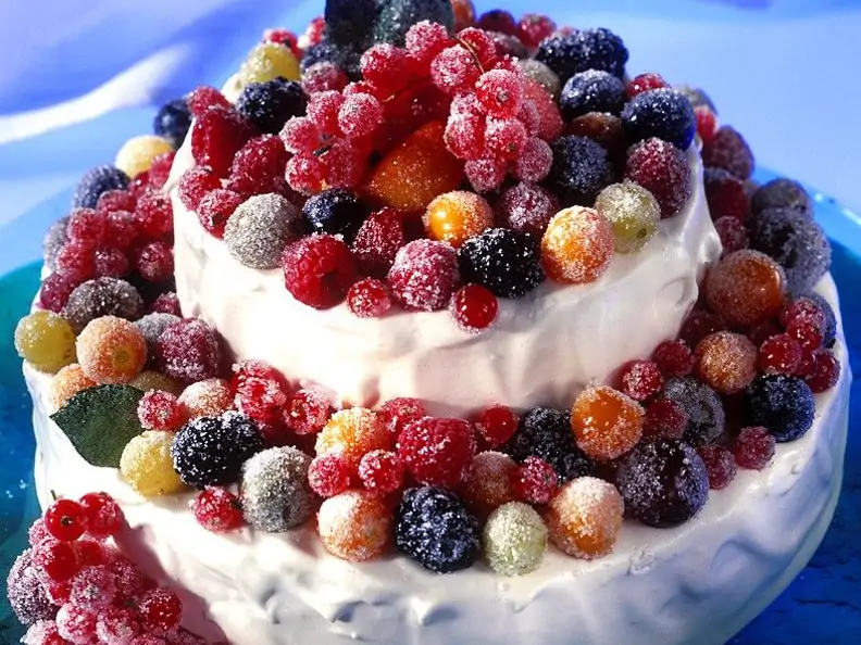 "Schneetorte" mit Beeren