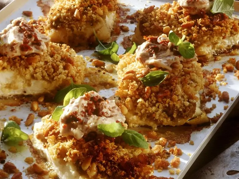 Kabeljau mit Nusshaube und Tomatendip